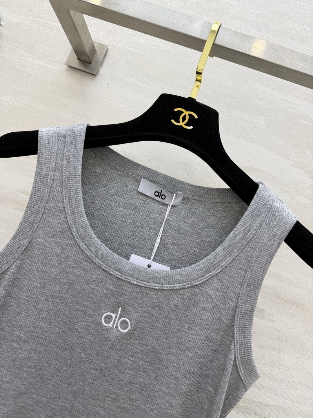 ▫️alo｜经典坑条背心▫️白/灰/黑 三色入▫️运动日常两穿，辣妹必备▫️高弹显瘦，百搭不挑人▫️一件
