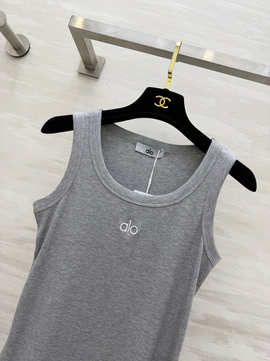 ▫️alo｜经典坑条背心▫️白/灰/黑 三色入▫️运动日常两穿，辣妹必备▫️高弹显瘦，百搭不挑人▫️一件