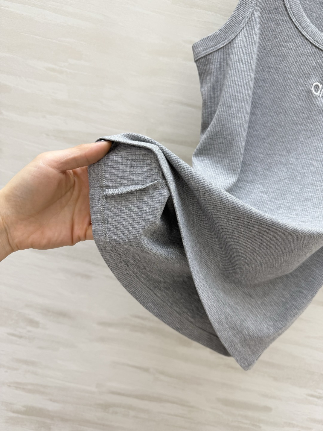 ▫️alo｜经典坑条背心▫️白/灰/黑 三色入▫️运动日常两穿，辣妹必备▫️高弹显瘦，百搭不挑人▫️一件