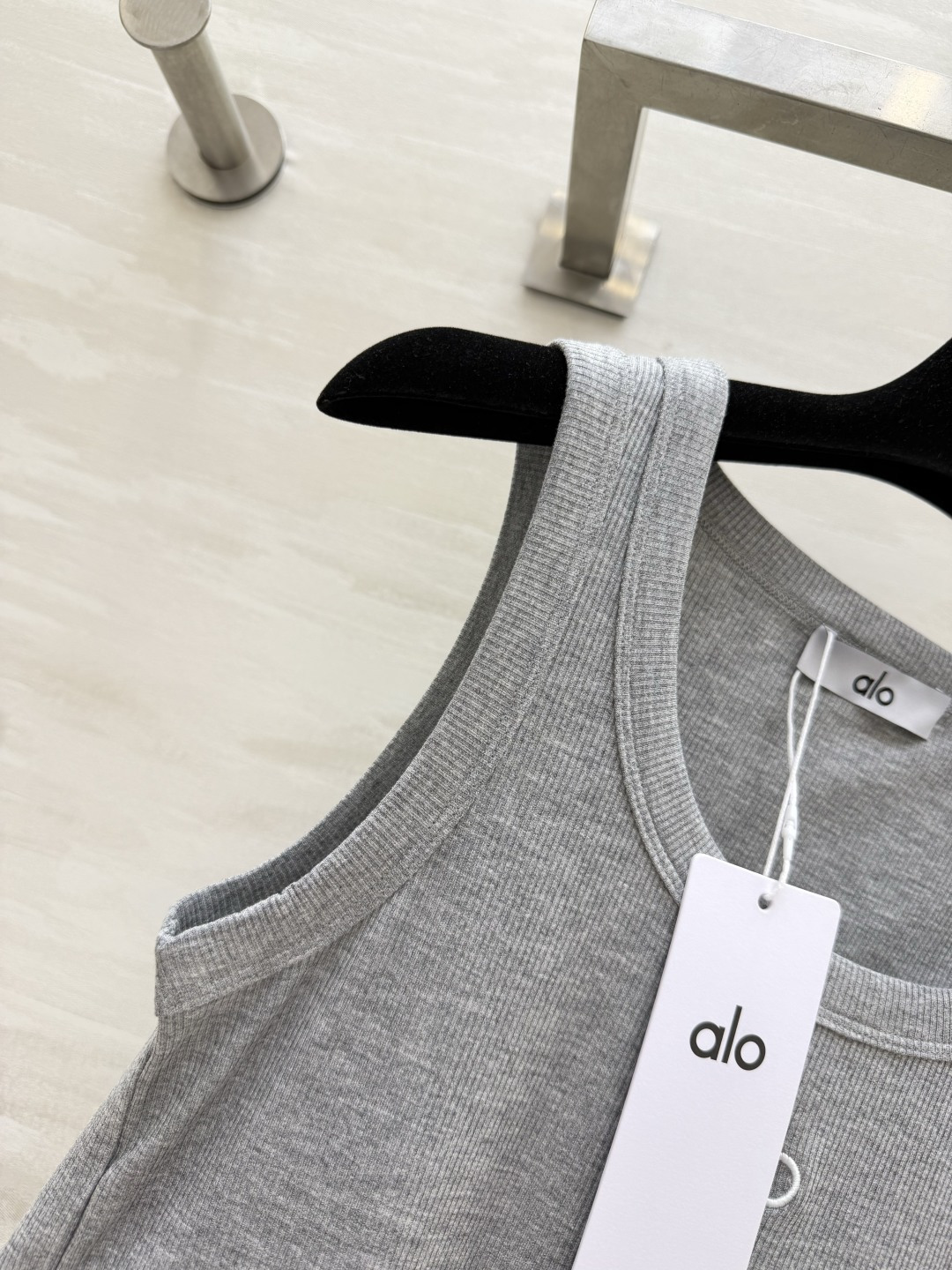 ▫️alo｜经典坑条背心▫️白/灰/黑 三色入▫️运动日常两穿，辣妹必备▫️高弹显瘦，百搭不挑人▫️一件