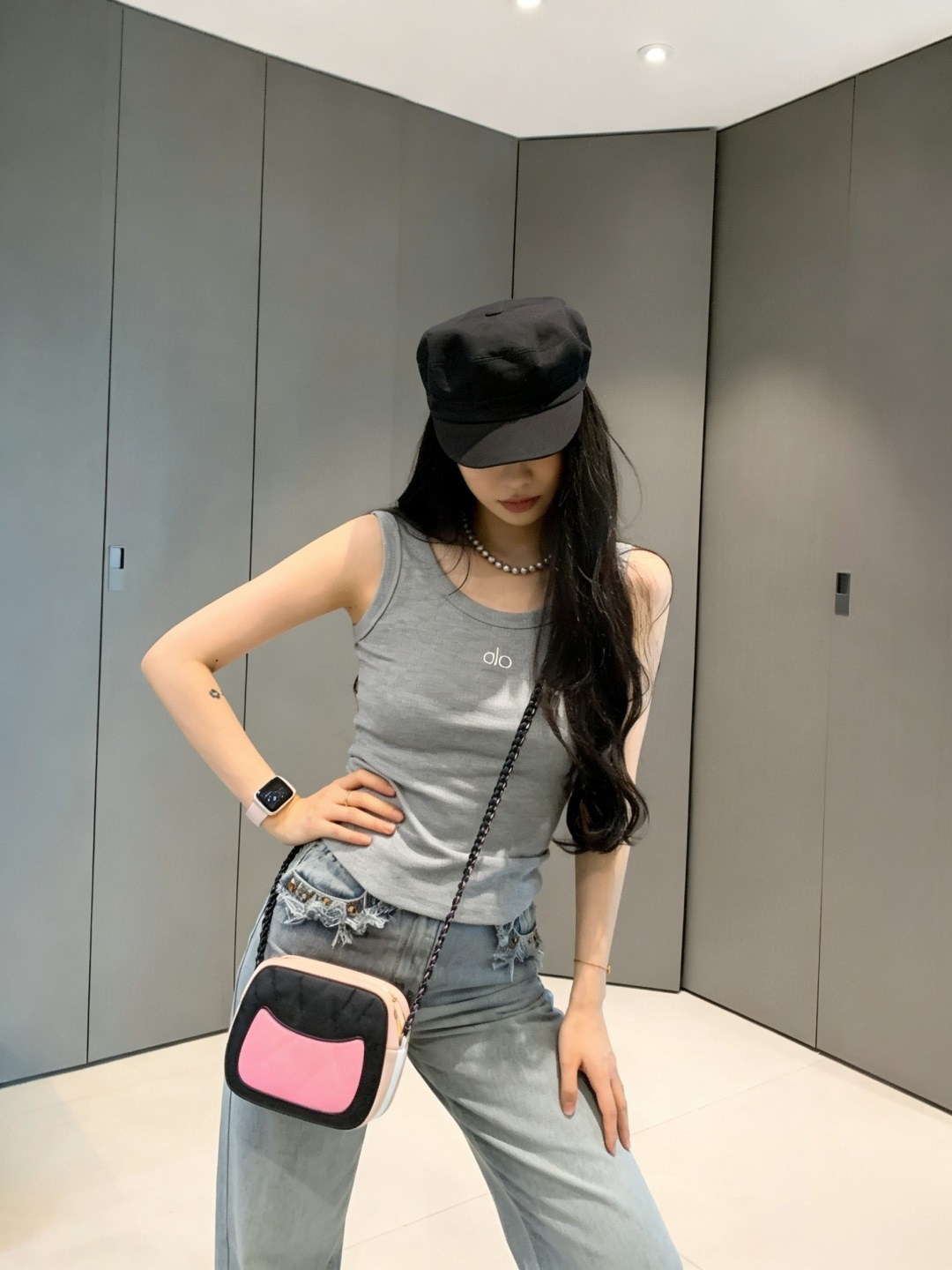 ▫️alo｜经典坑条背心▫️白/灰/黑 三色入▫️运动日常两穿，辣妹必备▫️高弹显瘦，百搭不挑人▫️一件