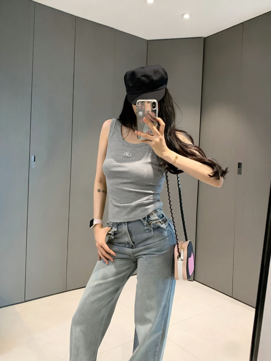 ▫️alo｜经典坑条背心▫️白/灰/黑 三色入▫️运动日常两穿，辣妹必备▫️高弹显瘦，百搭不挑人▫️一件