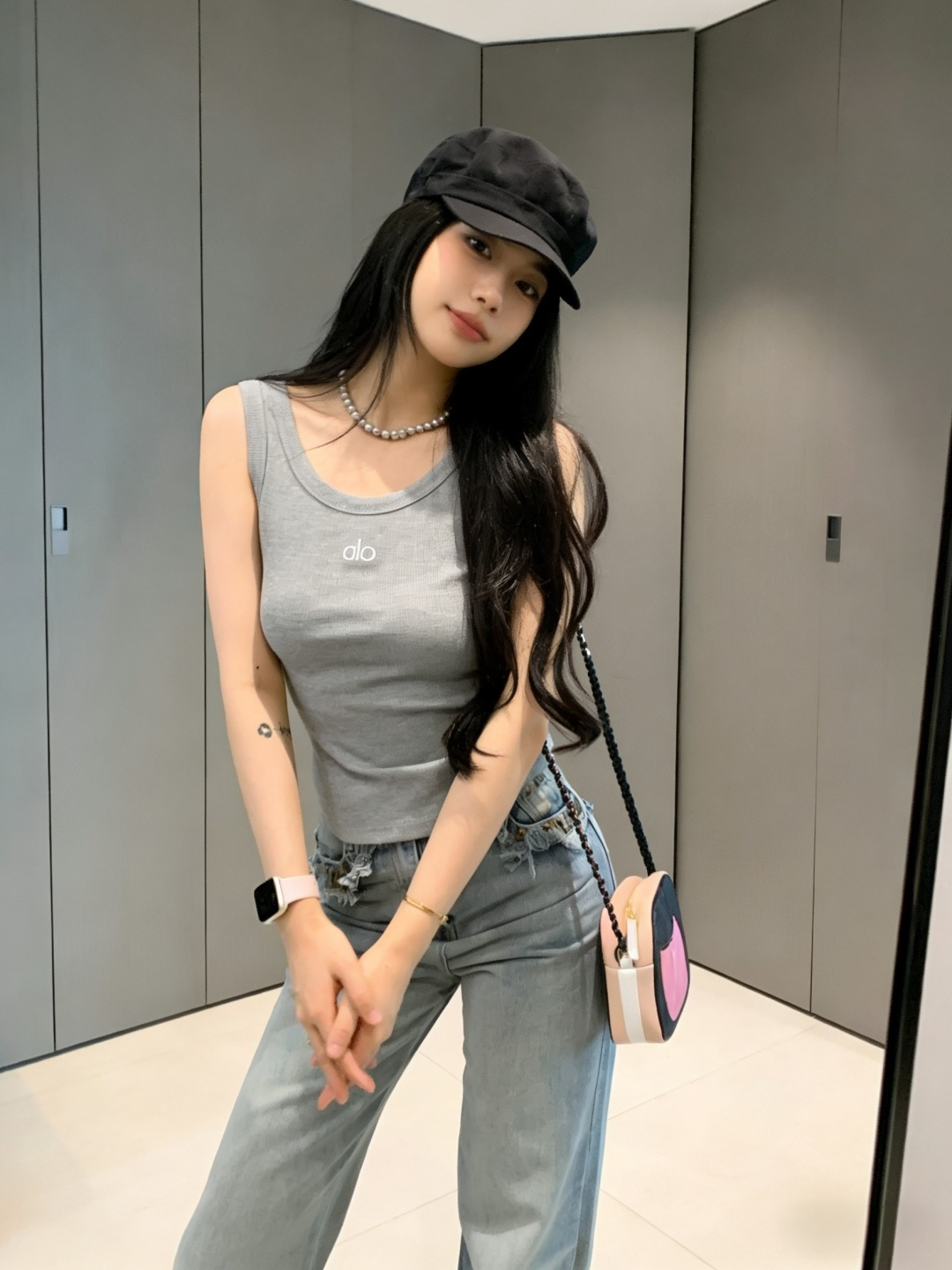 ▫️alo｜经典坑条背心▫️白/灰/黑 三色入▫️运动日常两穿，辣妹必备▫️高弹显瘦，百搭不挑人▫️一件