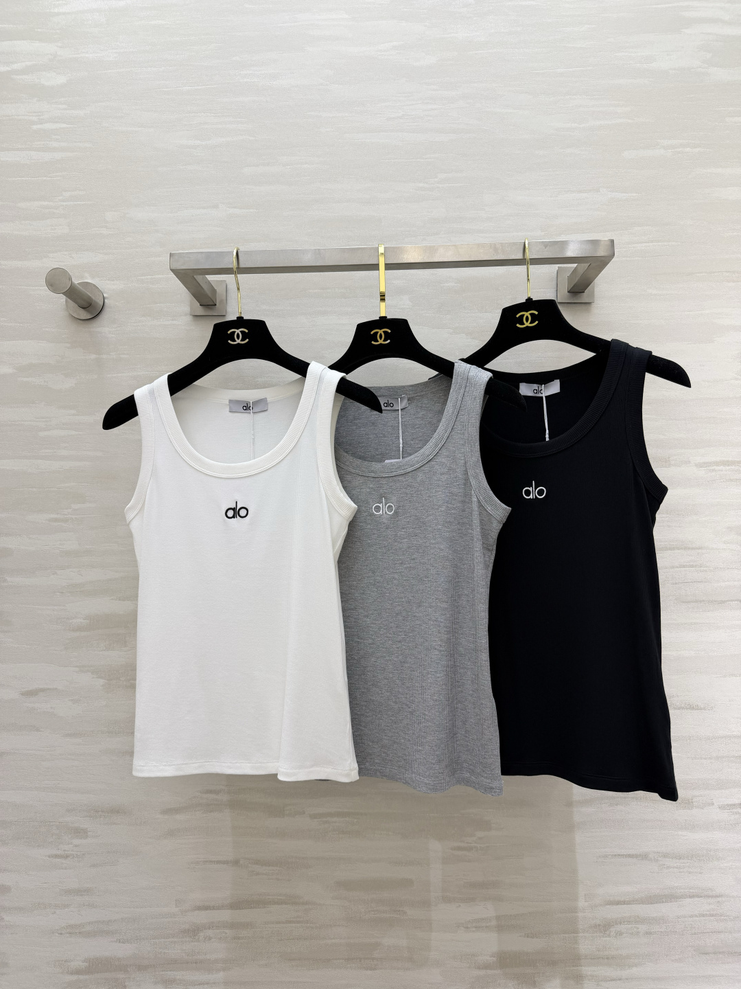 ▫️alo｜经典坑条背心▫️白/灰/黑 三色入▫️运动日常两穿，辣妹必备▫️高弹显瘦，百搭不挑人▫️一件
