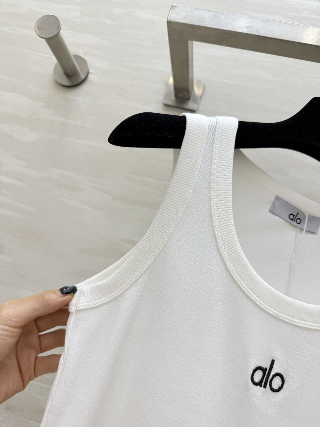 ▫️alo｜经典坑条背心▫️白/灰/黑 三色入▫️运动日常两穿，辣妹必备▫️高弹显瘦，百搭不挑人▫️一件