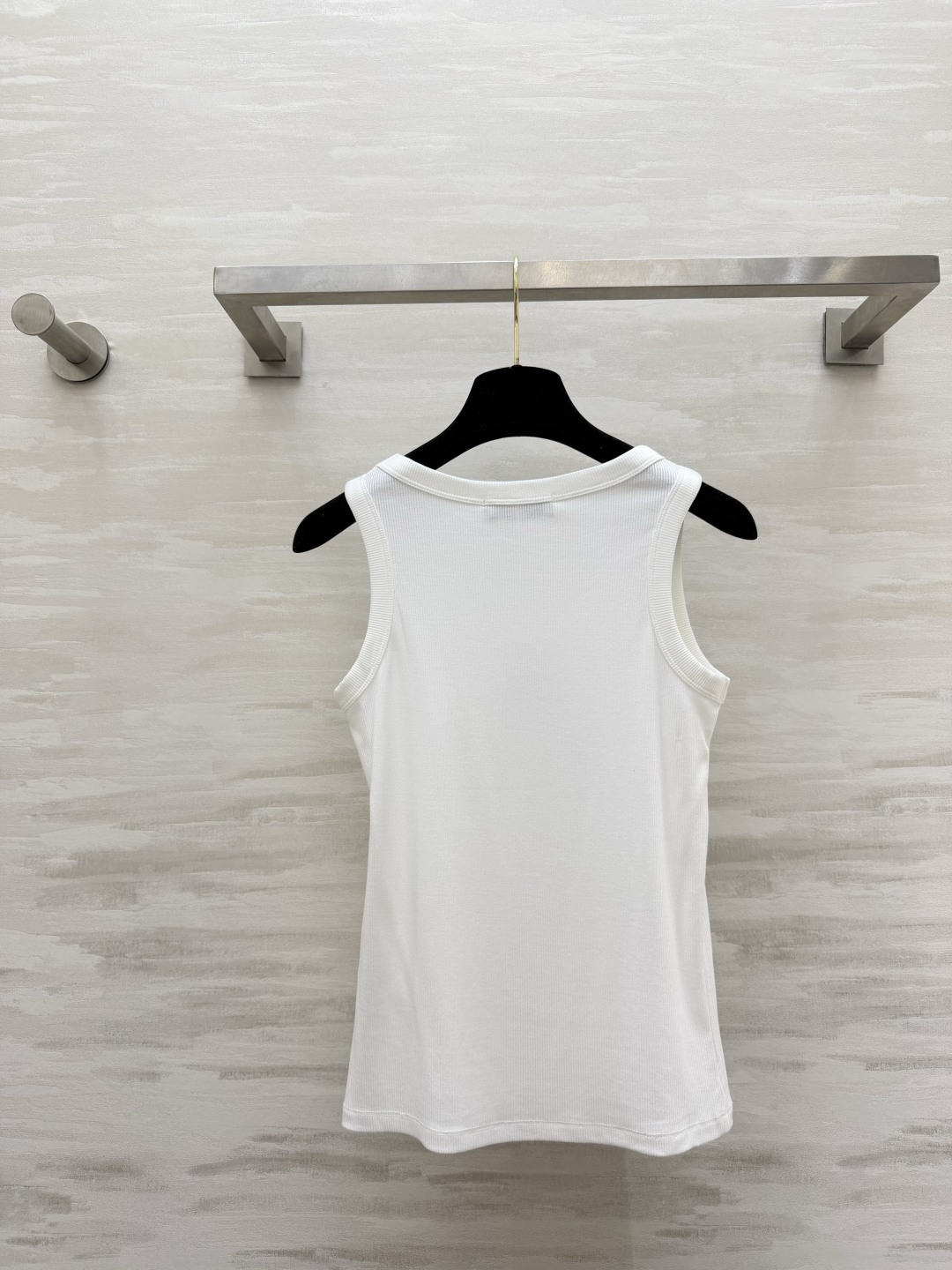 ▫️alo｜经典坑条背心▫️白/灰/黑 三色入▫️运动日常两穿，辣妹必备▫️高弹显瘦，百搭不挑人▫️一件