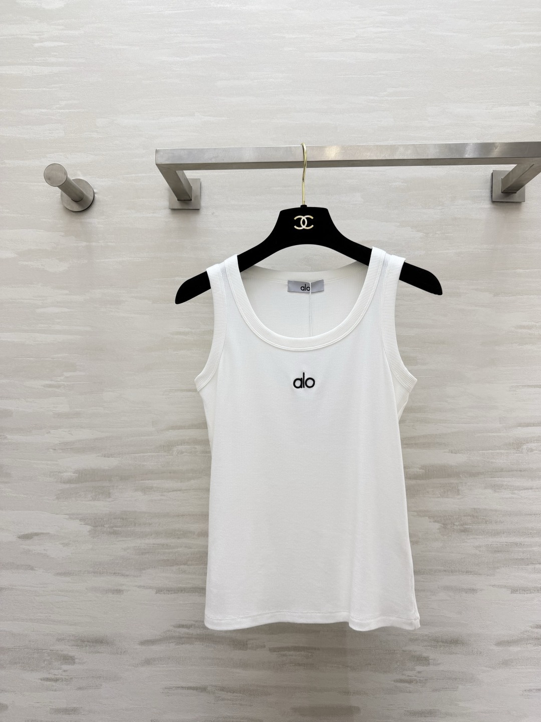 ▫️alo｜经典坑条背心▫️白/灰/黑 三色入▫️运动日常两穿，辣妹必备▫️高弹显瘦，百搭不挑人▫️一件