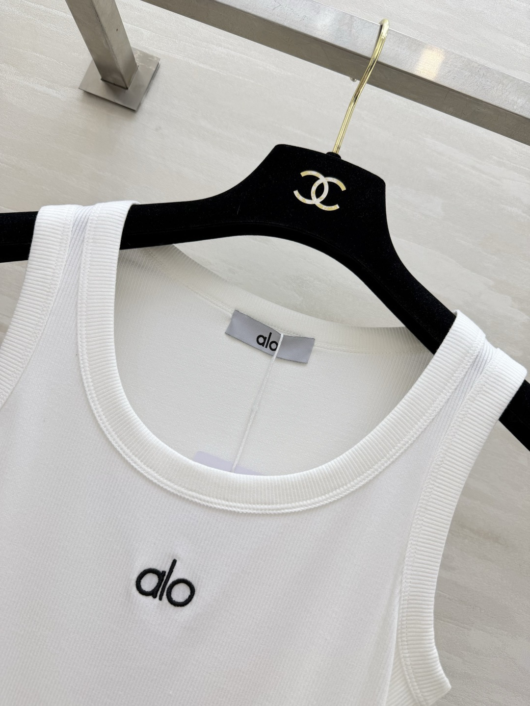 ▫️alo｜经典坑条背心▫️白/灰/黑 三色入▫️运动日常两穿，辣妹必备▫️高弹显瘦，百搭不挑人▫️一件