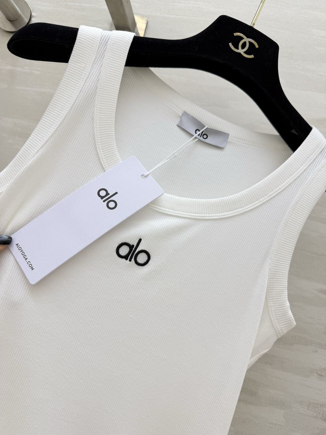 ▫️alo｜经典坑条背心▫️白/灰/黑 三色入▫️运动日常两穿，辣妹必备▫️高弹显瘦，百搭不挑人▫️一件