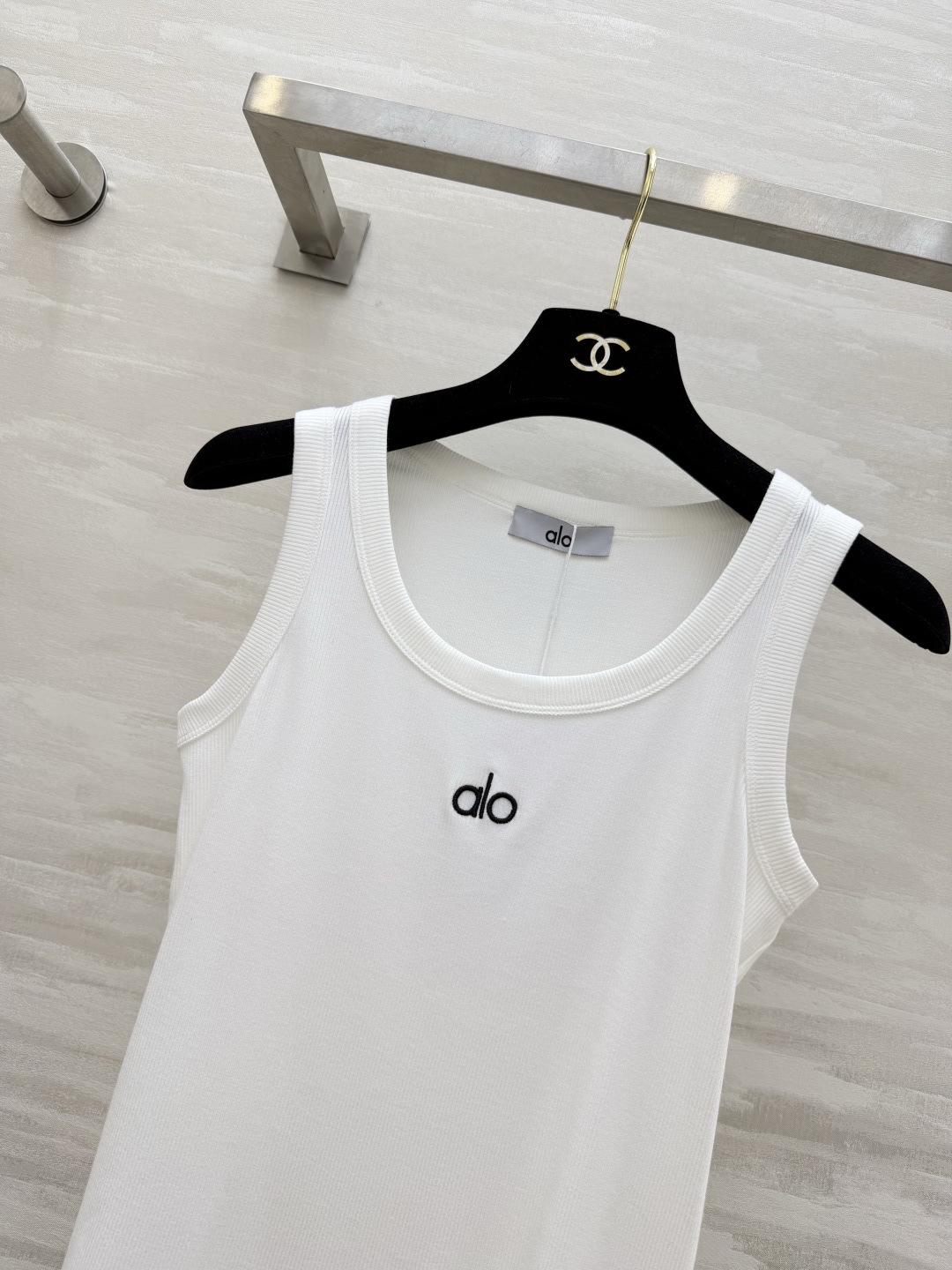 ▫️alo｜经典坑条背心▫️白/灰/黑 三色入▫️运动日常两穿，辣妹必备▫️高弹显瘦，百搭不挑人▫️一件