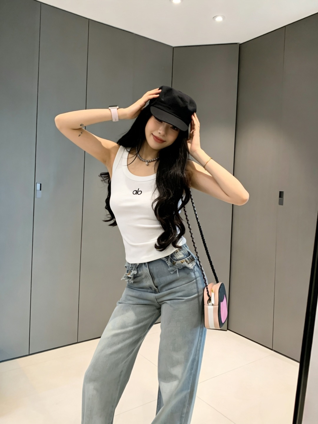 ▫️alo｜经典坑条背心▫️白/灰/黑 三色入▫️运动日常两穿，辣妹必备▫️高弹显瘦，百搭不挑人▫️一件