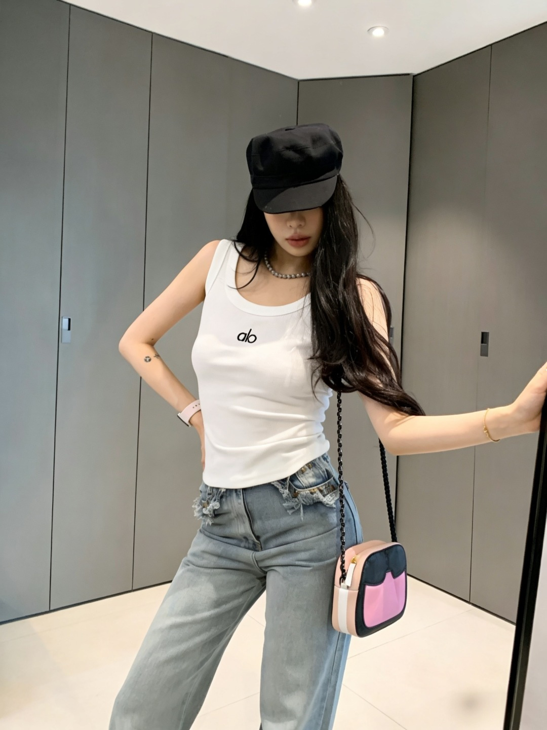 ▫️alo｜经典坑条背心▫️白/灰/黑 三色入▫️运动日常两穿，辣妹必备▫️高弹显瘦，百搭不挑人▫️一件