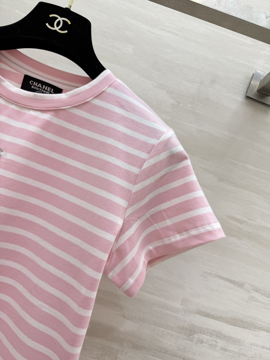 #CHANE♡²⁶中古系列樱花粉条纹限定T恤 以法式条纹为基底 注入香风精髓！粉白撞色温柔又显贵 胸前水