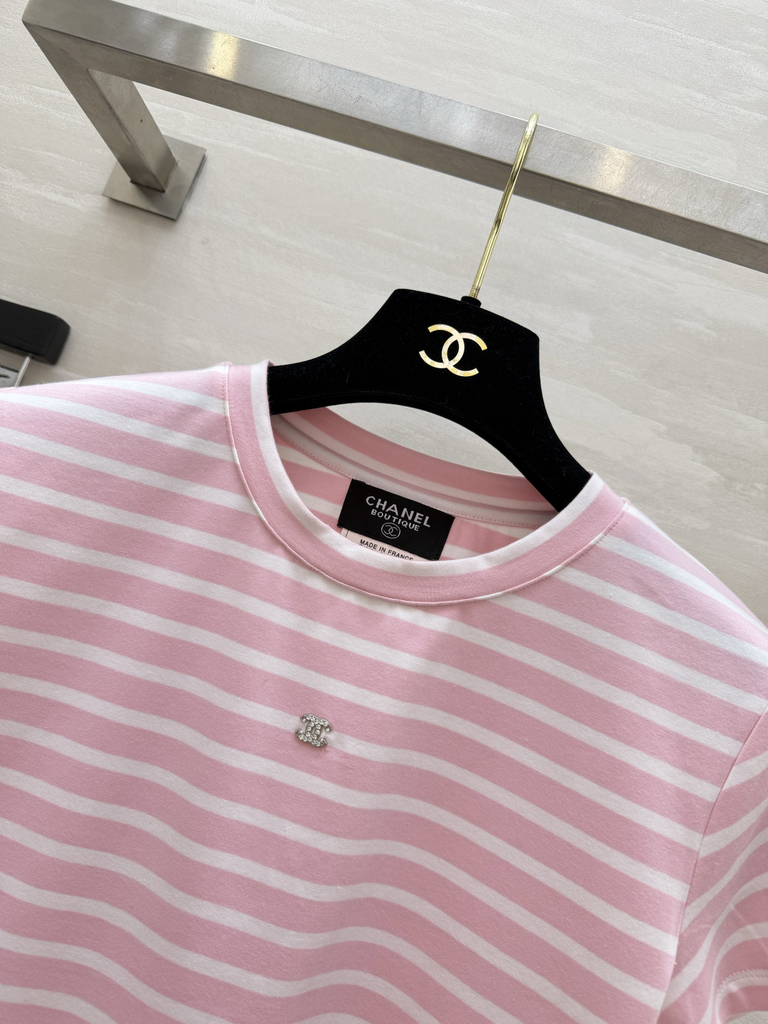 #CHANE♡²⁶中古系列樱花粉条纹限定T恤 以法式条纹为基底 注入香风精髓！粉白撞色温柔又显贵 胸前水