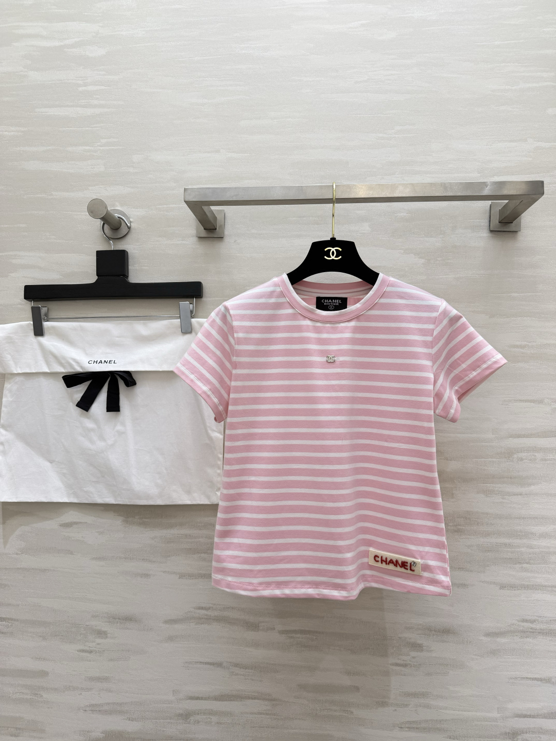 #CHANE♡²⁶中古系列樱花粉条纹限定T恤 以法式条纹为基底 注入香风精髓！粉白撞色温柔又显贵 胸前水