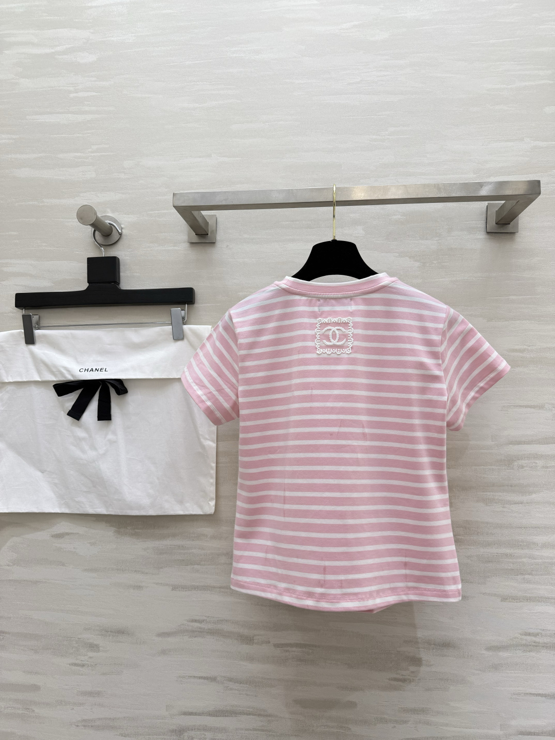 #CHANE♡²⁶中古系列樱花粉条纹限定T恤 以法式条纹为基底 注入香风精髓！粉白撞色温柔又显贵 胸前水