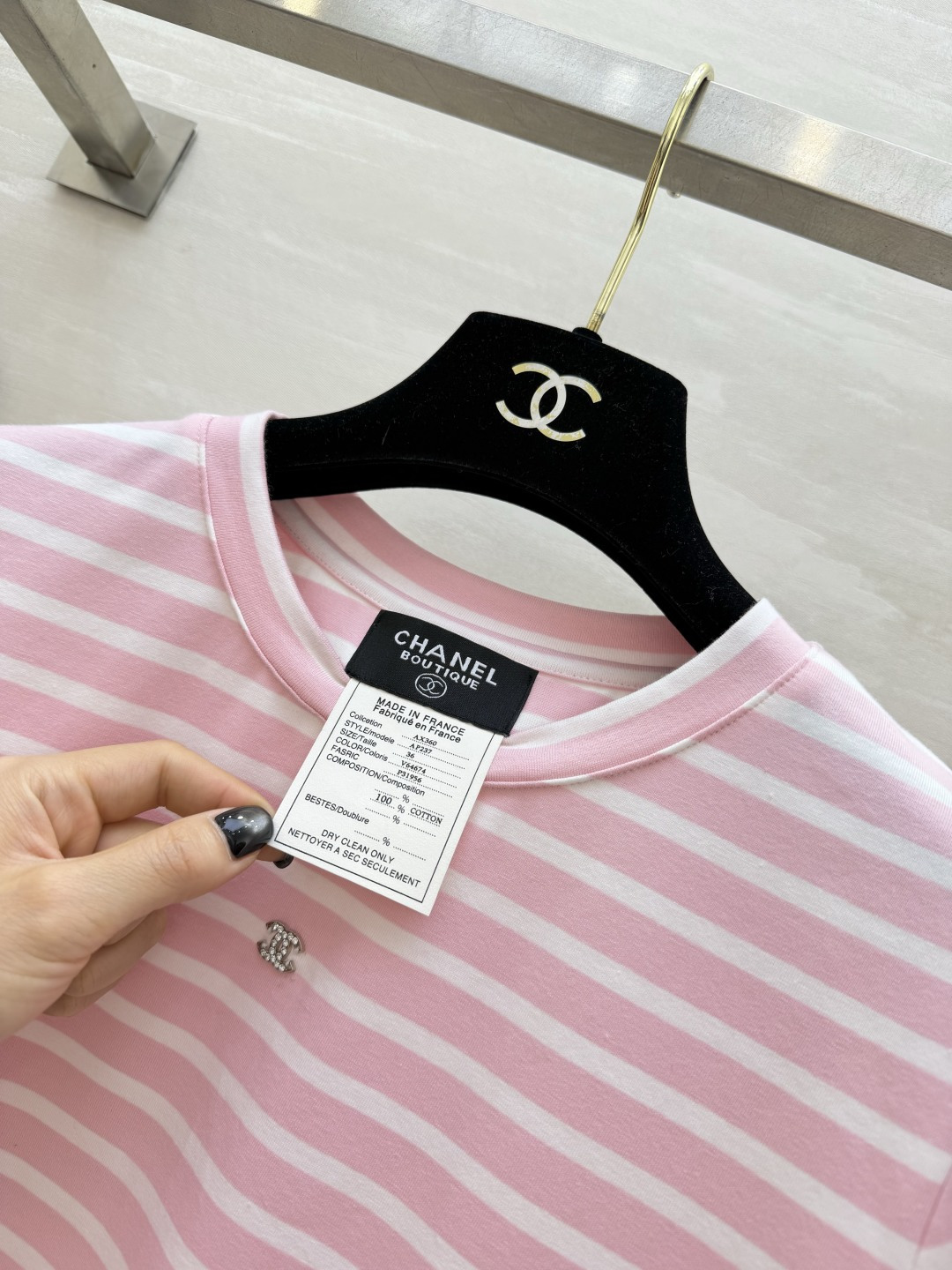 #CHANE♡²⁶中古系列樱花粉条纹限定T恤 以法式条纹为基底 注入香风精髓！粉白撞色温柔又显贵 胸前水