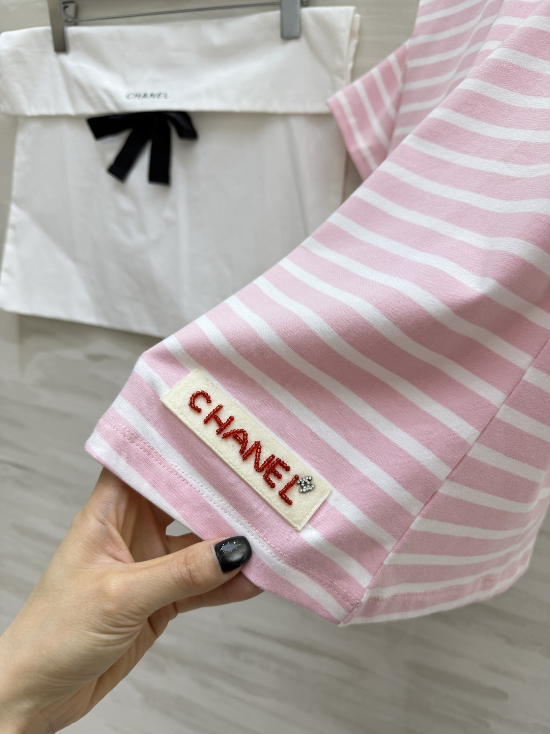 #CHANE♡²⁶中古系列樱花粉条纹限定T恤 以法式条纹为基底 注入香风精髓！粉白撞色温柔又显贵 胸前水