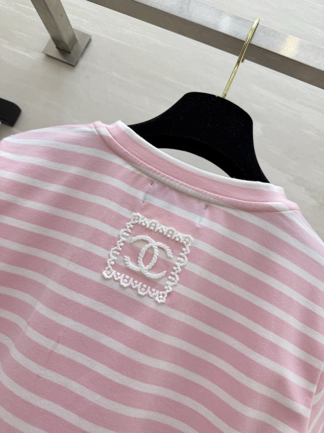 #CHANE♡²⁶中古系列樱花粉条纹限定T恤 以法式条纹为基底 注入香风精髓！粉白撞色温柔又显贵 胸前水