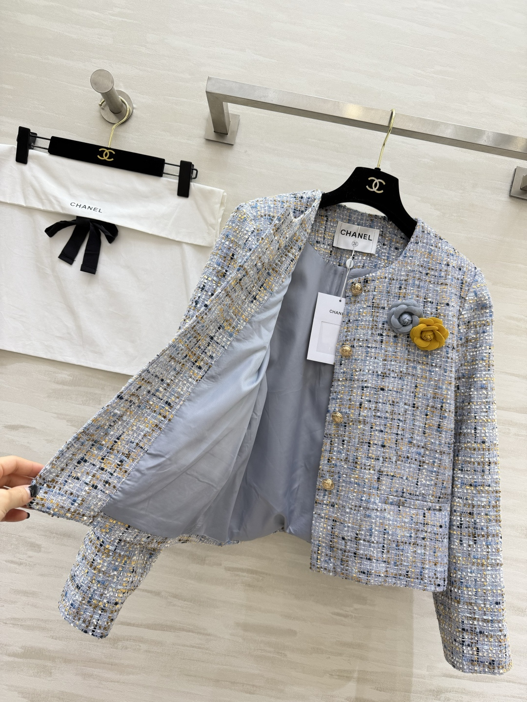 ▫️CHANE♡²⁶｜冰蓝混彩粗花呢外套▫️蓝调美学，清冷显贵▫️经典小香风，永不过时▫️短款版型，拉长