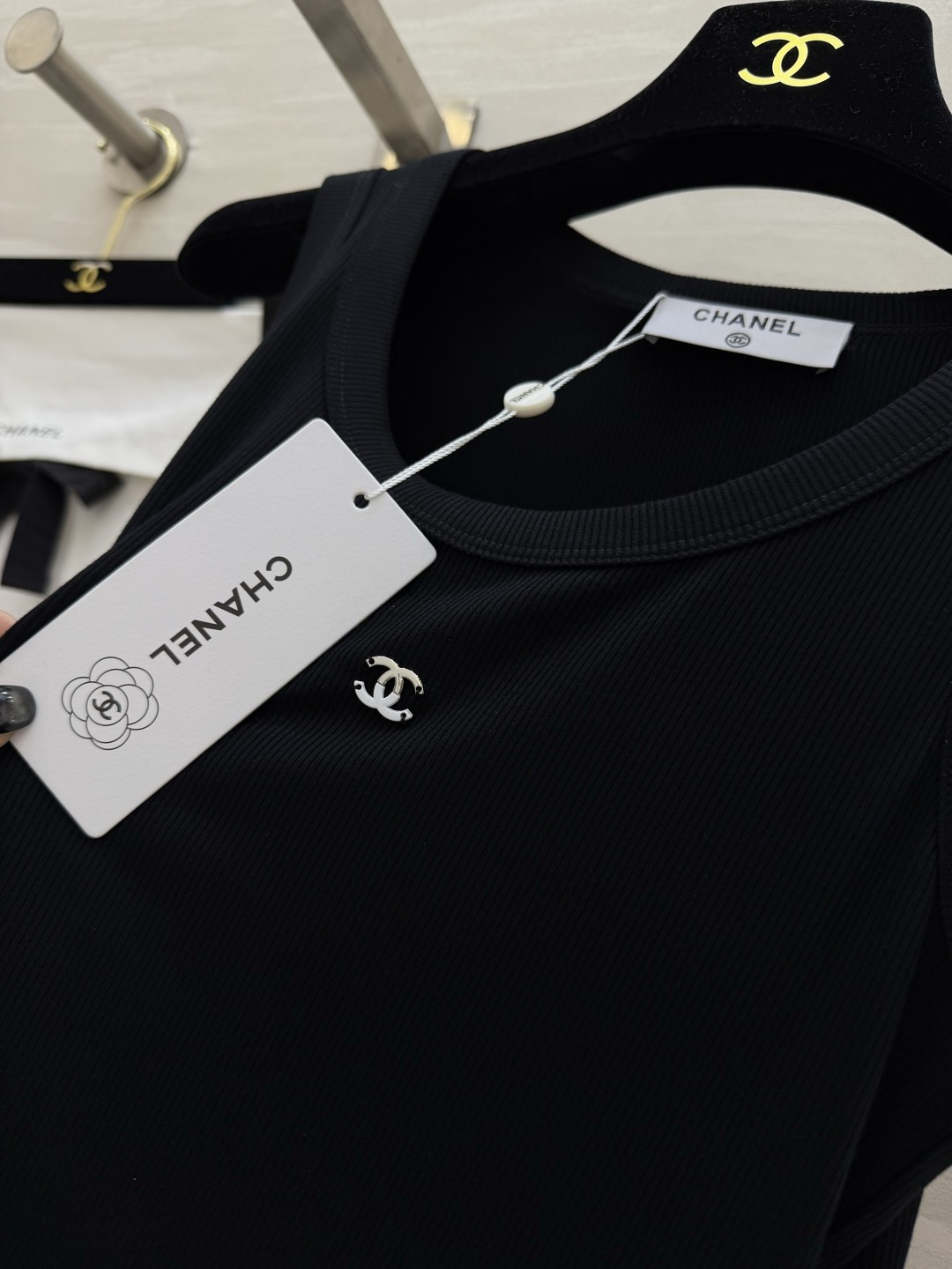 #Chane♡²⁶ss背心｜衣柜里的永不过时款 白/灰/黑三色全齐 把高级感焊在身上！软糯坑条棉 标志性