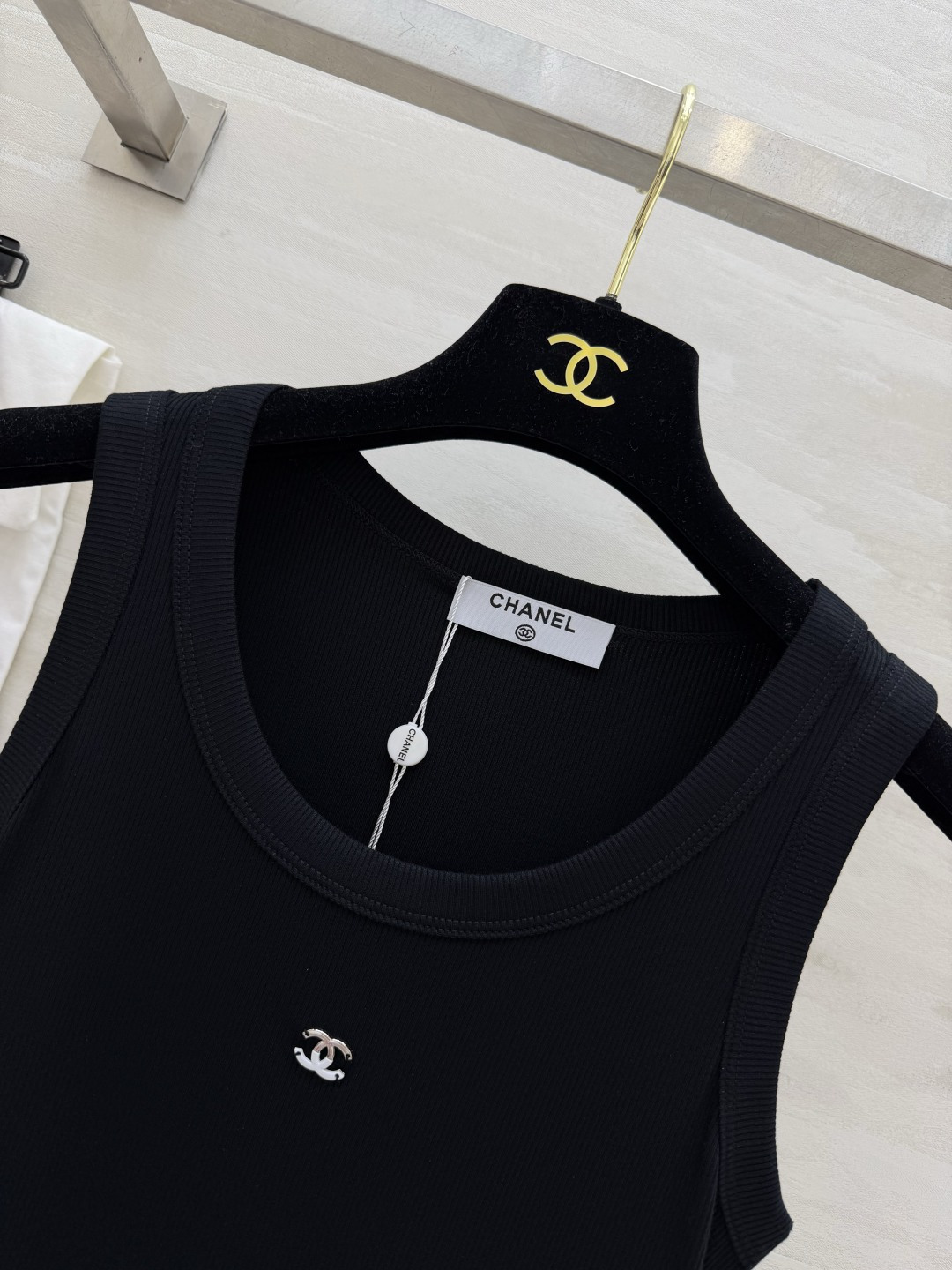 #Chane♡²⁶ss背心｜衣柜里的永不过时款 白/灰/黑三色全齐 把高级感焊在身上！软糯坑条棉 标志性