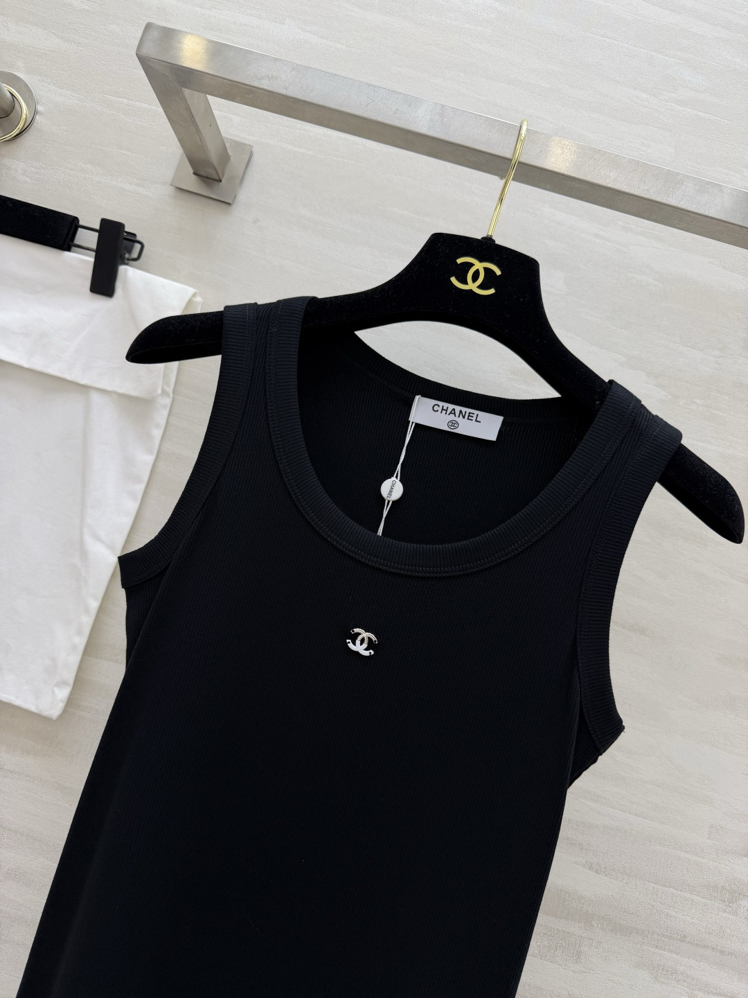 #Chane♡²⁶ss背心｜衣柜里的永不过时款 白/灰/黑三色全齐 把高级感焊在身上！软糯坑条棉 标志性