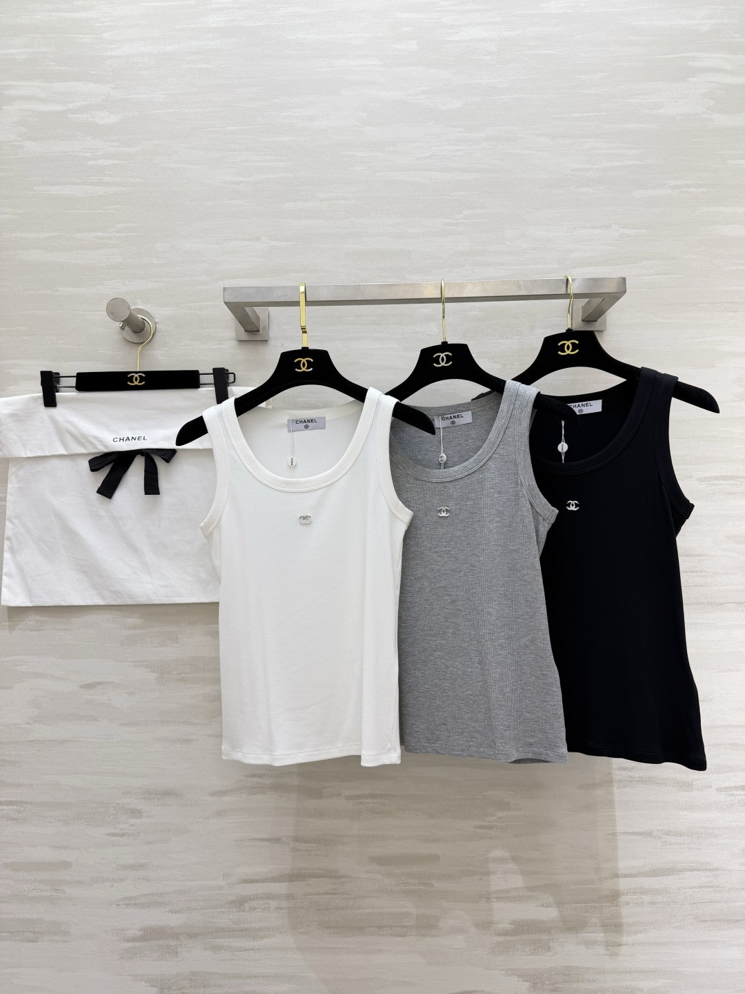 #Chane♡²⁶ss背心｜衣柜里的永不过时款 白/灰/黑三色全齐 把高级感焊在身上！软糯坑条棉 标志性