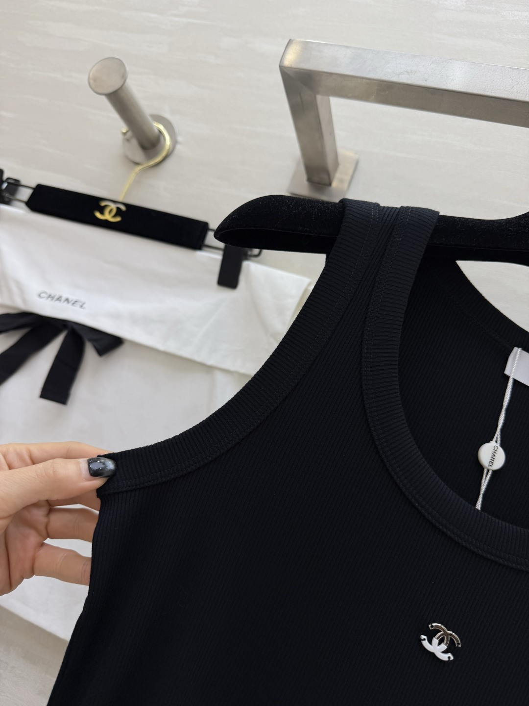 #Chane♡²⁶ss背心｜衣柜里的永不过时款 白/灰/黑三色全齐 把高级感焊在身上！软糯坑条棉 标志性