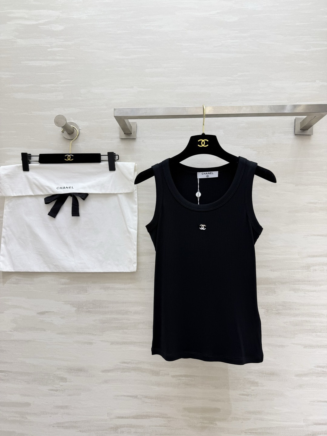 #Chane♡²⁶ss背心｜衣柜里的永不过时款 白/灰/黑三色全齐 把高级感焊在身上！软糯坑条棉 标志性
