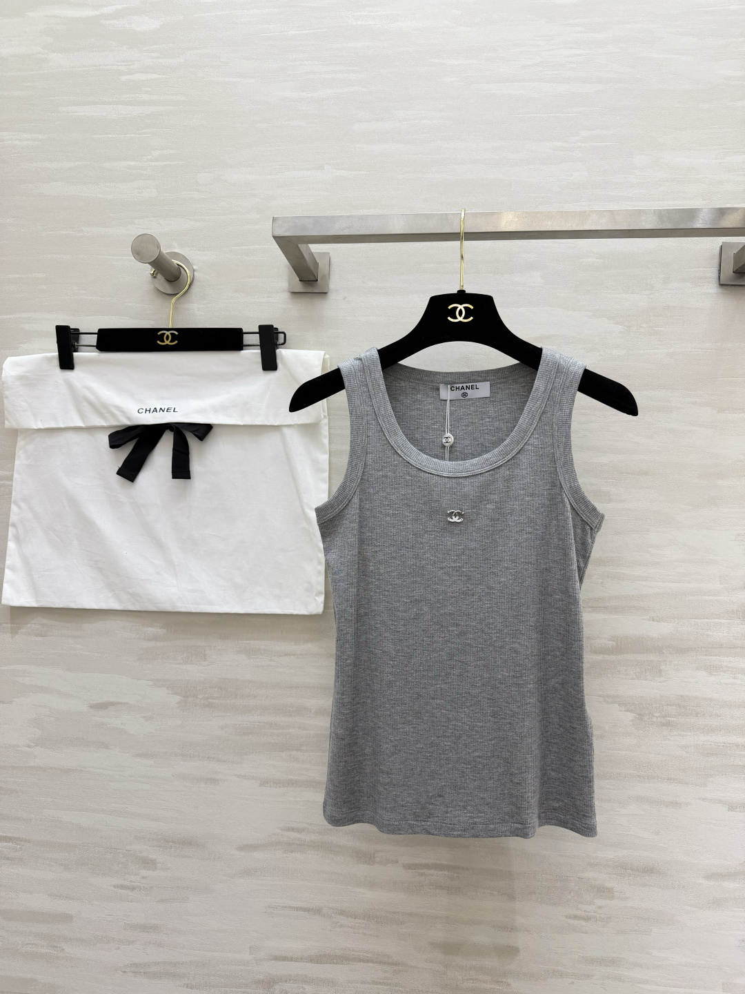 #Chane♡²⁶ss背心｜衣柜里的永不过时款 白/灰/黑三色全齐 把高级感焊在身上！软糯坑条棉 标志性