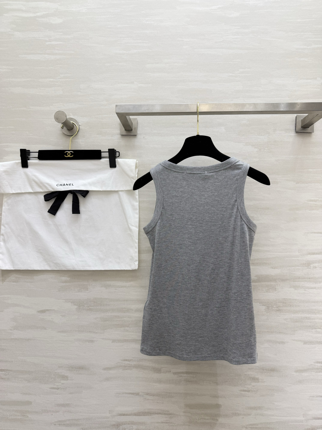 #Chane♡²⁶ss背心｜衣柜里的永不过时款 白/灰/黑三色全齐 把高级感焊在身上！软糯坑条棉 标志性