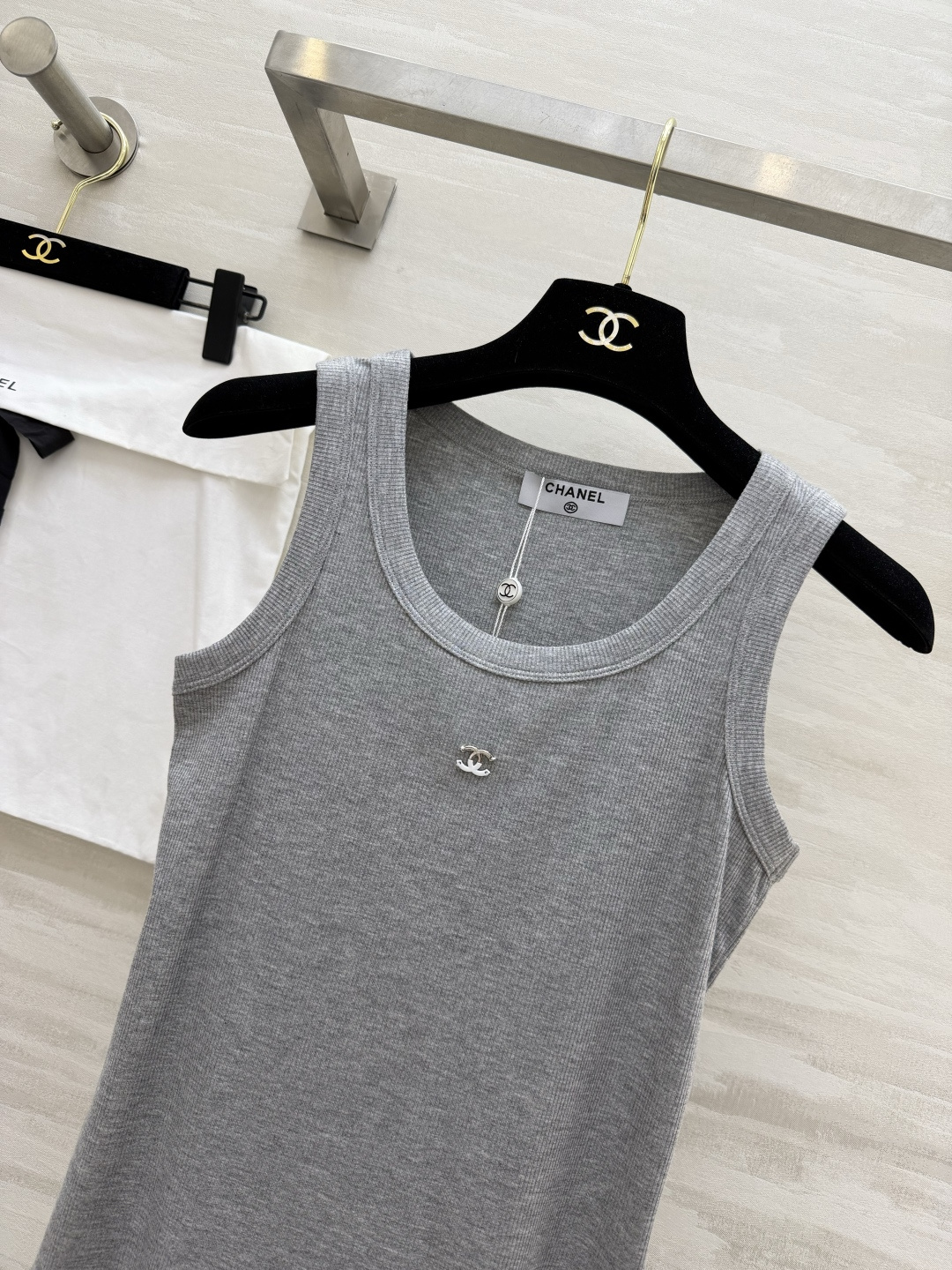 #Chane♡²⁶ss背心｜衣柜里的永不过时款 白/灰/黑三色全齐 把高级感焊在身上！软糯坑条棉 标志性