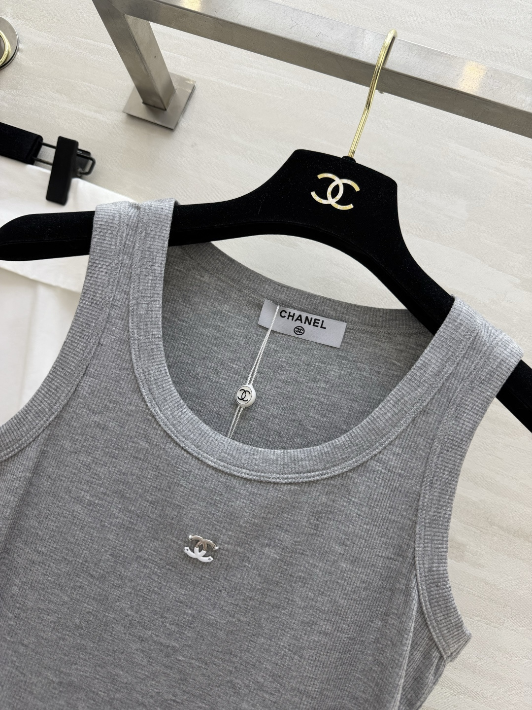 #Chane♡²⁶ss背心｜衣柜里的永不过时款 白/灰/黑三色全齐 把高级感焊在身上！软糯坑条棉 标志性
