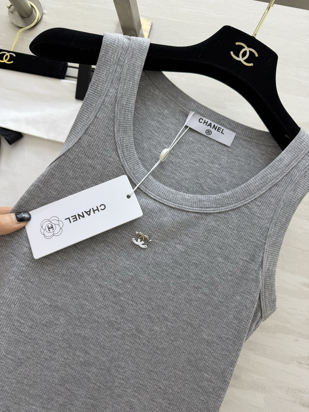 #Chane♡²⁶ss背心｜衣柜里的永不过时款 白/灰/黑三色全齐 把高级感焊在身上！软糯坑条棉 标志性