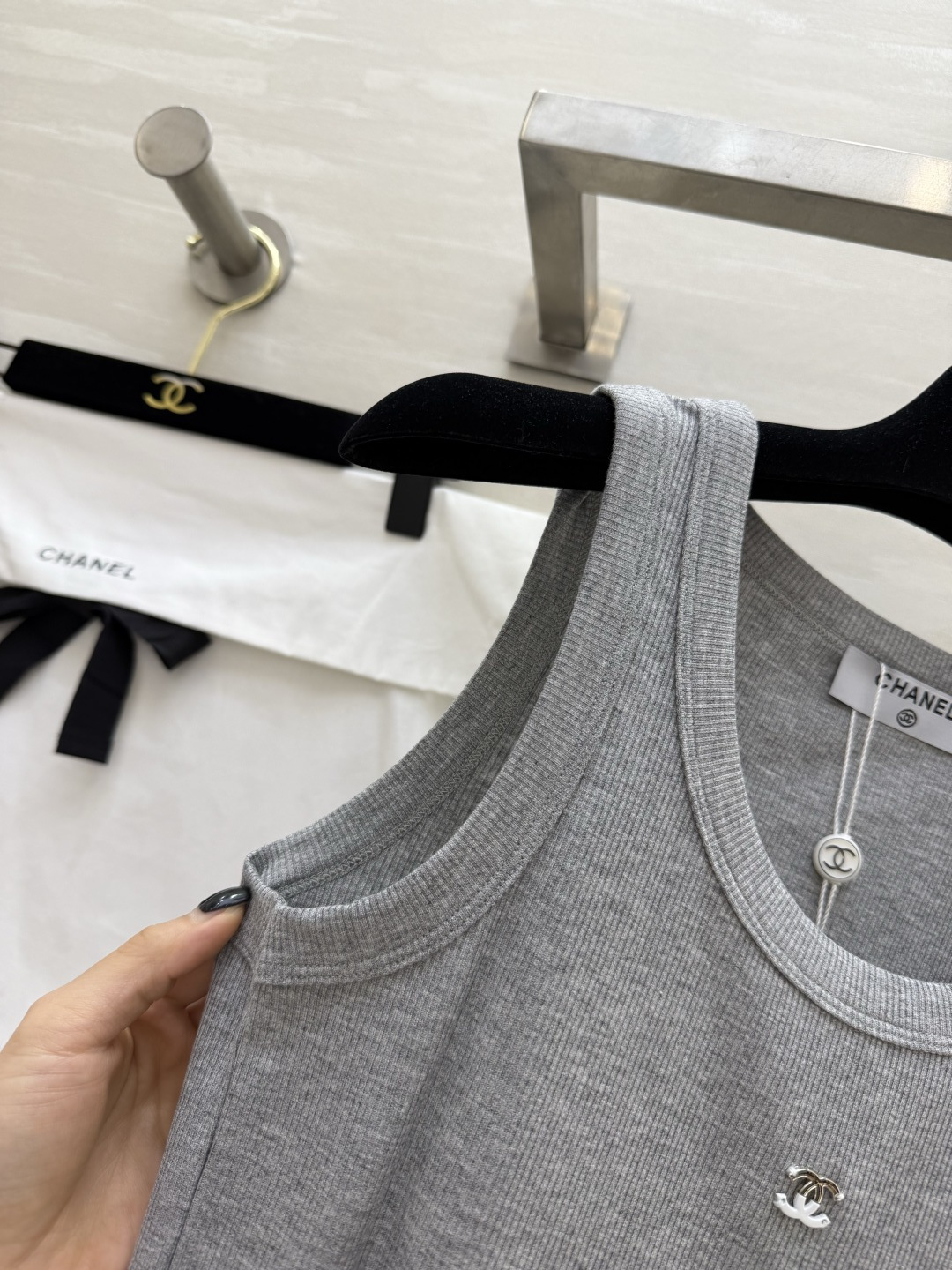 #Chane♡²⁶ss背心｜衣柜里的永不过时款 白/灰/黑三色全齐 把高级感焊在身上！软糯坑条棉 标志性