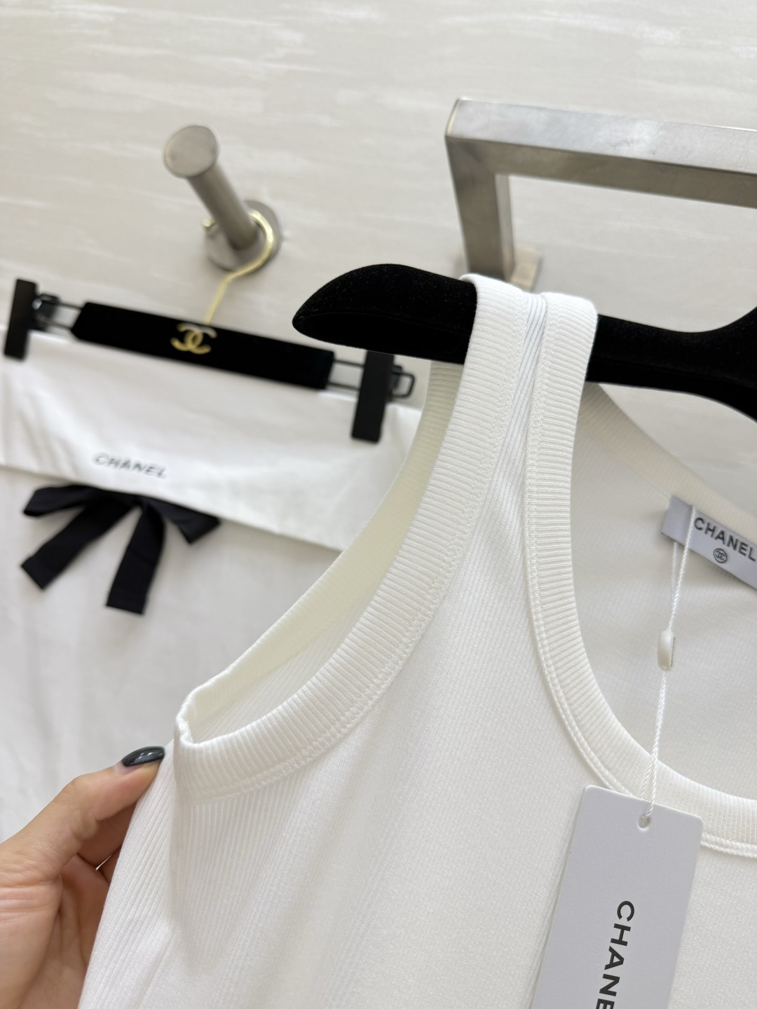 #Chane♡²⁶ss背心｜衣柜里的永不过时款 白/灰/黑三色全齐 把高级感焊在身上！软糯坑条棉 标志性