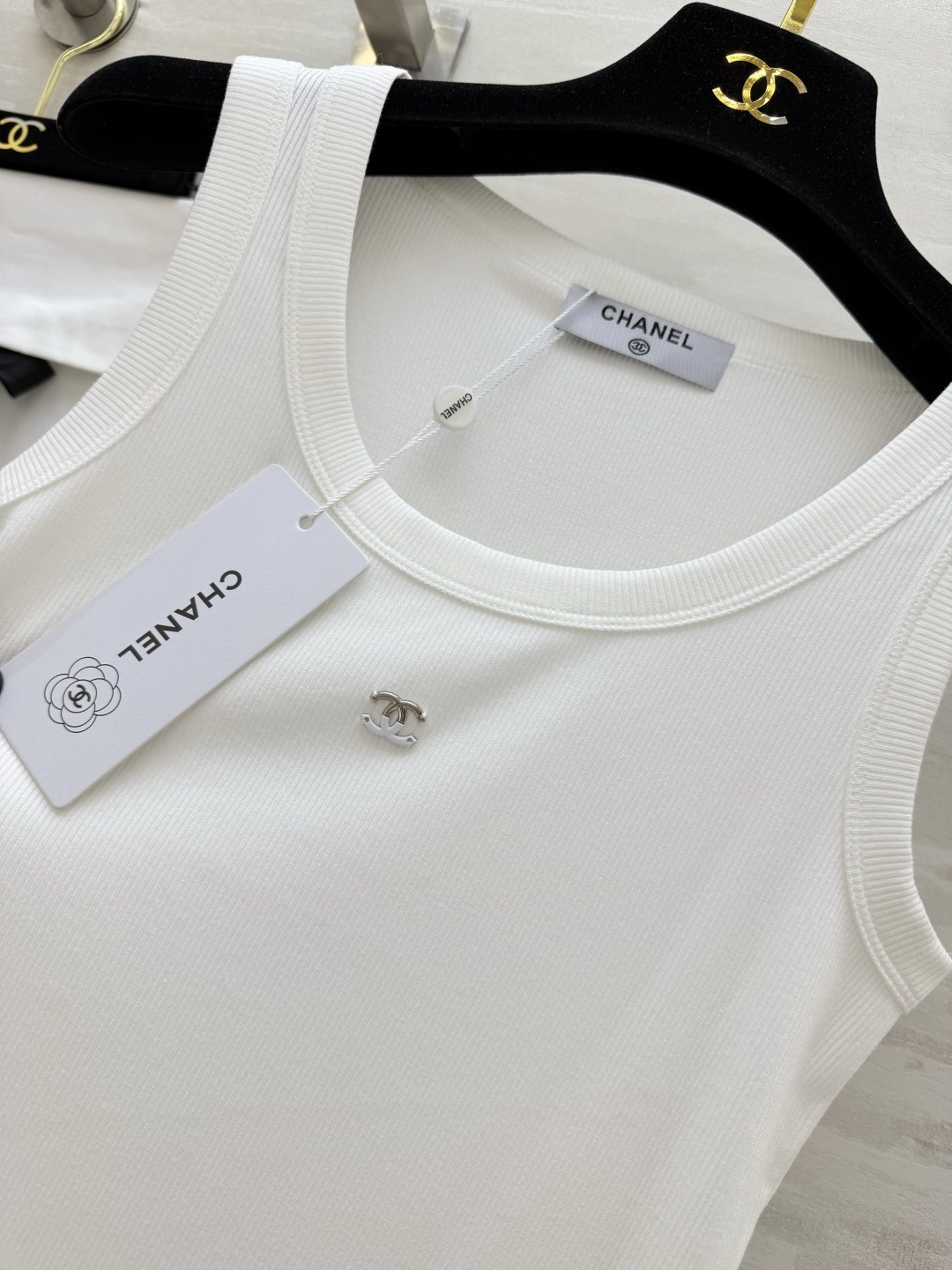 #Chane♡²⁶ss背心｜衣柜里的永不过时款 白/灰/黑三色全齐 把高级感焊在身上！软糯坑条棉 标志性
