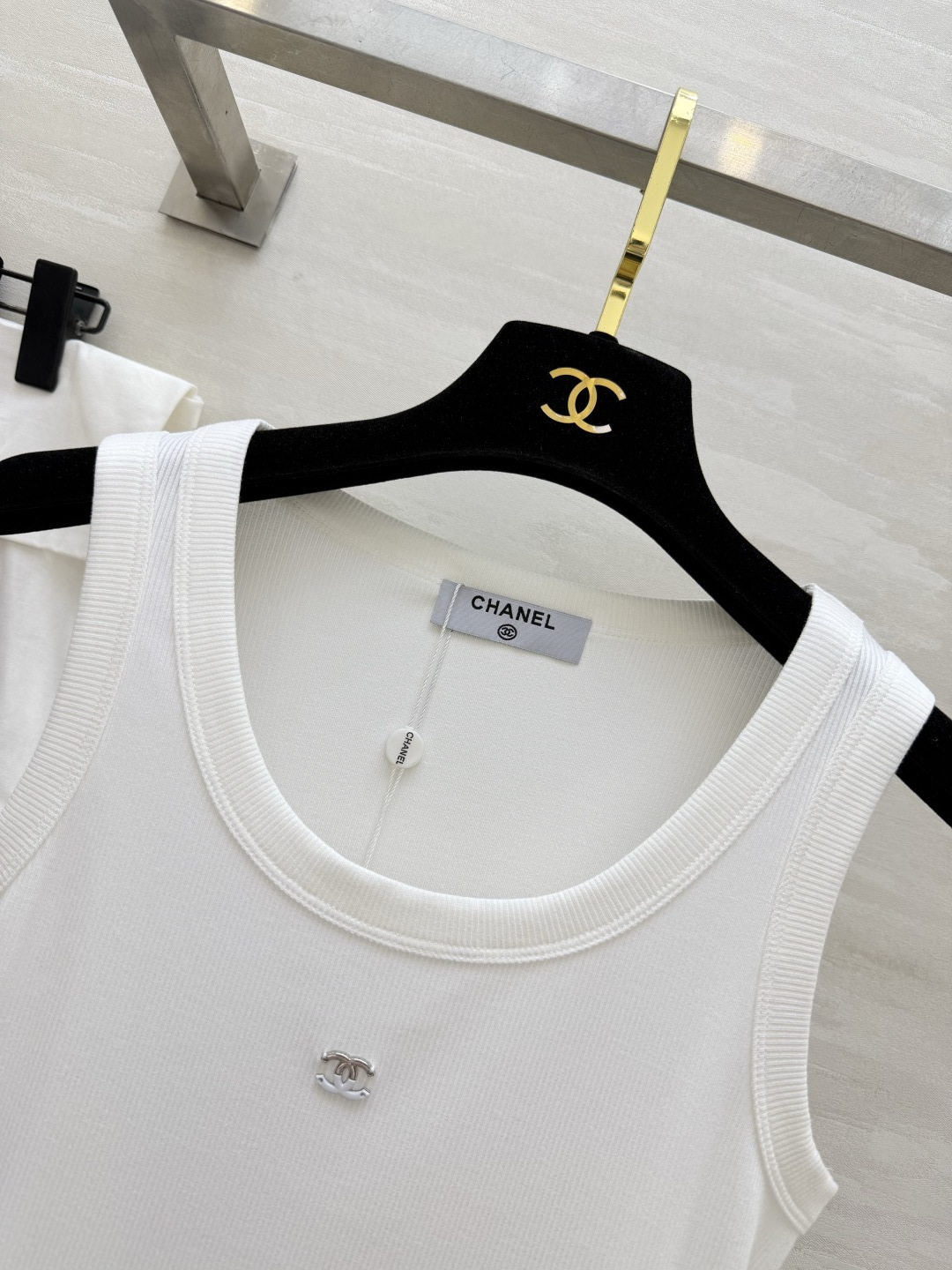 #Chane♡²⁶ss背心｜衣柜里的永不过时款 白/灰/黑三色全齐 把高级感焊在身上！软糯坑条棉 标志性