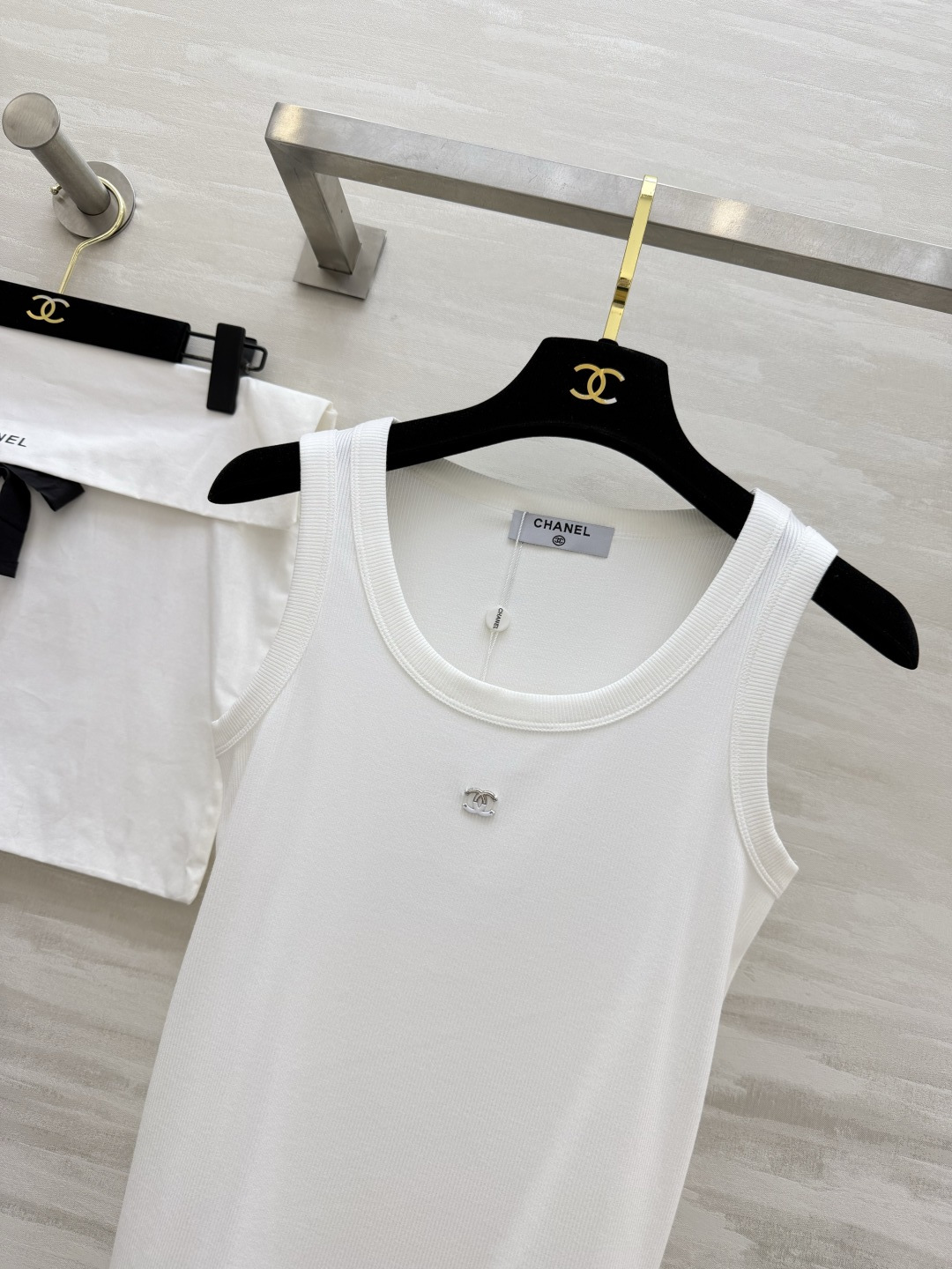 #Chane♡²⁶ss背心｜衣柜里的永不过时款 白/灰/黑三色全齐 把高级感焊在身上！软糯坑条棉 标志性