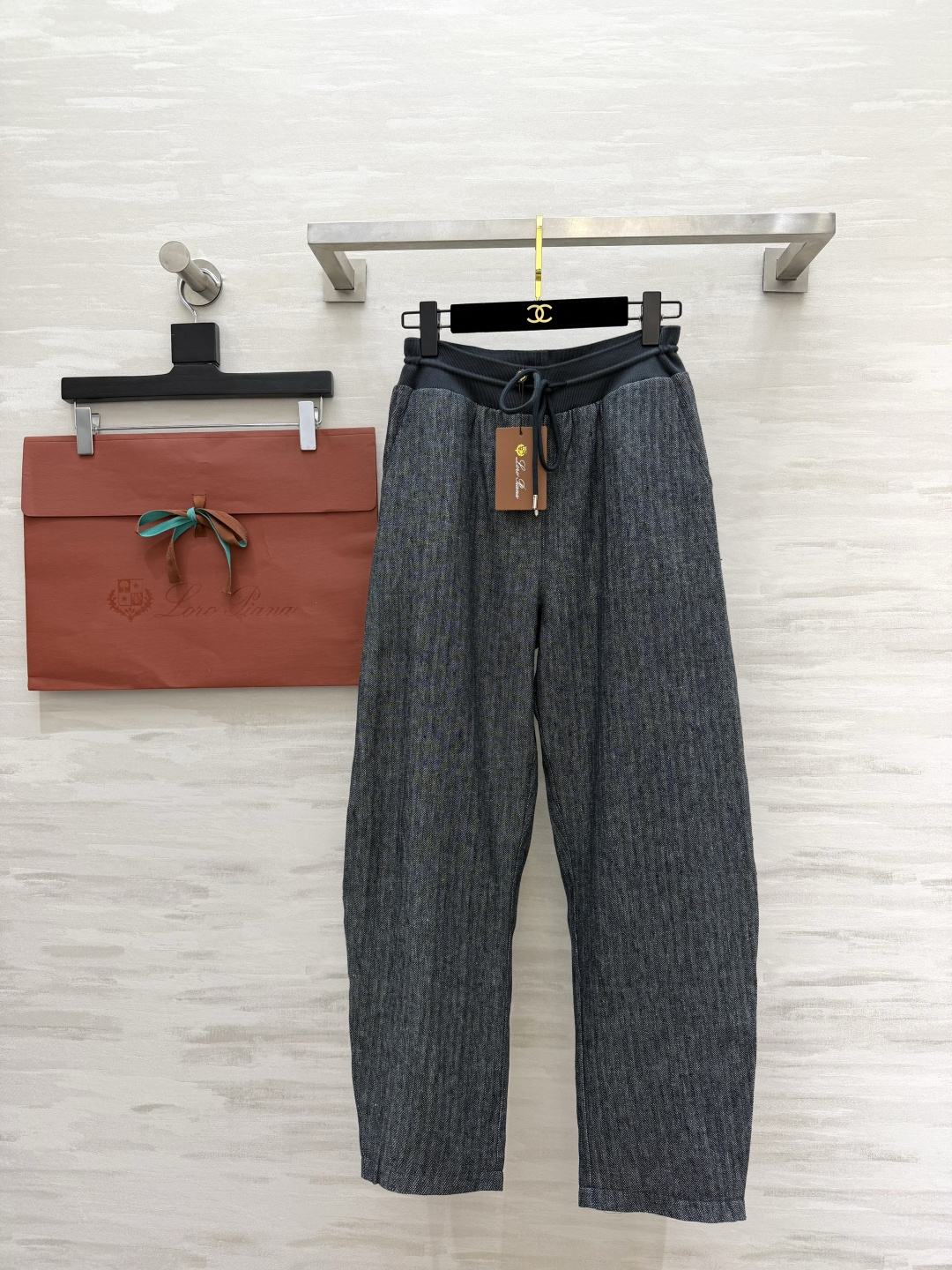 NO:804370,Linen drawstring casual pants. Effortless high-end is the essence of old money style. The delicate texture of natural linen is the texture of time deposits. The loose silhouette + drawstring design balances comfort and sophistication to the extreme. You don’t have to choose your body shape or outfit. It has a high-end atmosphere when you wear it casually. It is a classic pair of pants that can truly be worn for a lifetime!  High-quality customization, available in stock first size S/M/L (S size waist 66, pants length 98),,19860909亚麻抽绳休闲裤 不费力的高级,才是老钱风的精髓 天然亚麻的细腻肌理,是时光沉淀的质感 宽松廓形+抽绳设计,把舒适和精致平衡到极致 不挑身材不挑穿搭,随便穿都自带高级氛围感 是真正能穿一辈子的经典神裤！高品质定制 现货首发sizeS/M/L（s码腰围66,裤长98）,,,Women's clothing