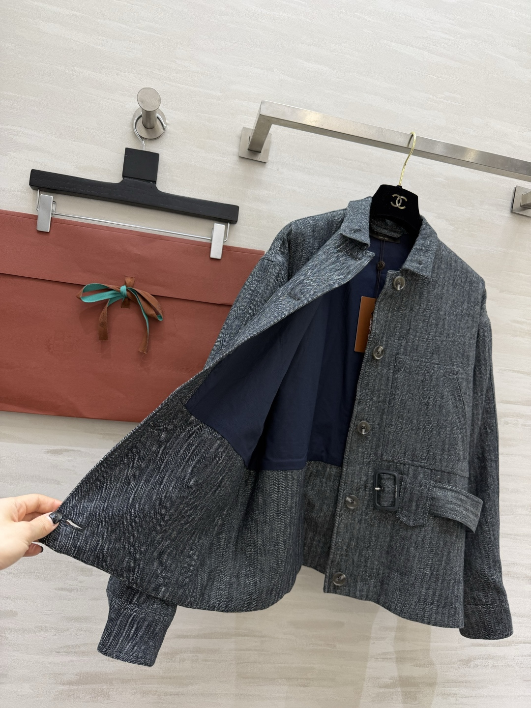 #Loro Pian♡²⁶立领收腰夹克外套 老钱风天花版 做旧灰调亚麻混纺面料 自带细腻肌理感 挺括不软