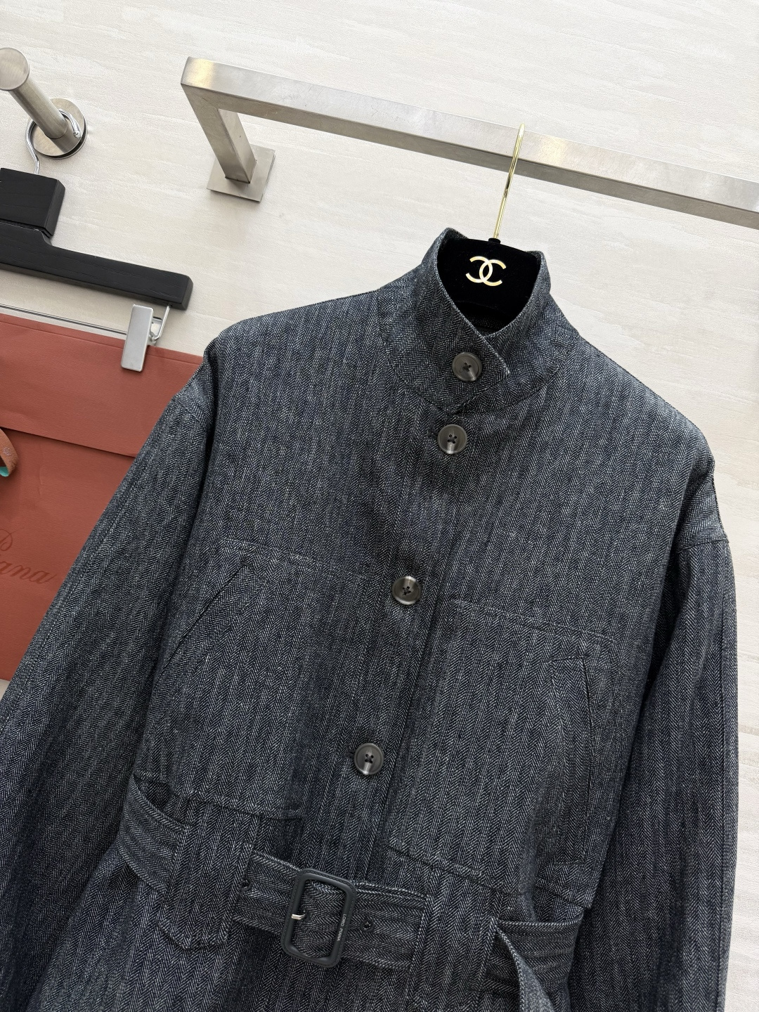 #Loro Pian♡²⁶立领收腰夹克外套 老钱风天花版 做旧灰调亚麻混纺面料 自带细腻肌理感 挺括不软