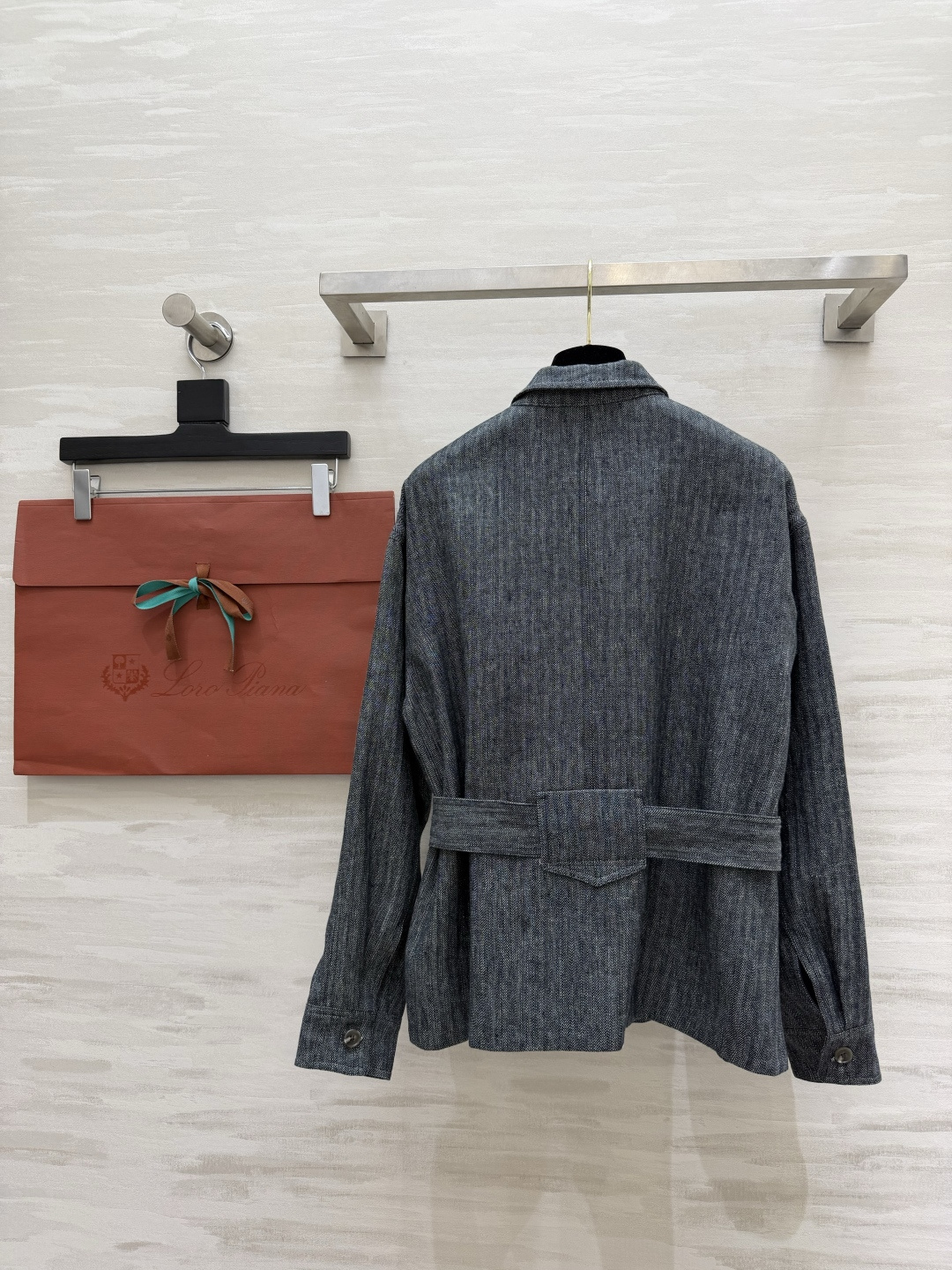 #Loro Pian♡²⁶立领收腰夹克外套 老钱风天花版 做旧灰调亚麻混纺面料 自带细腻肌理感 挺括不软