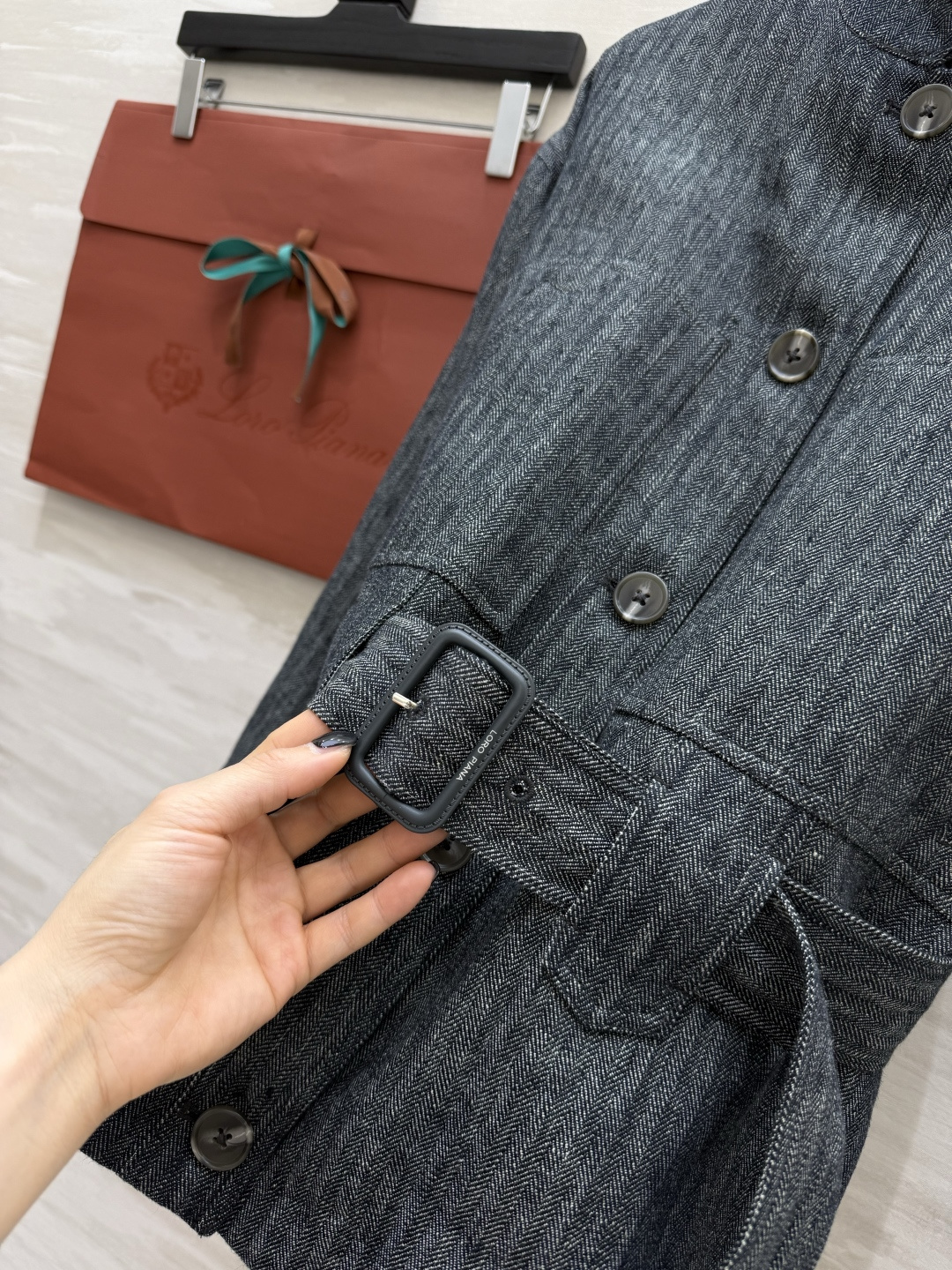 #Loro Pian♡²⁶立领收腰夹克外套 老钱风天花版 做旧灰调亚麻混纺面料 自带细腻肌理感 挺括不软