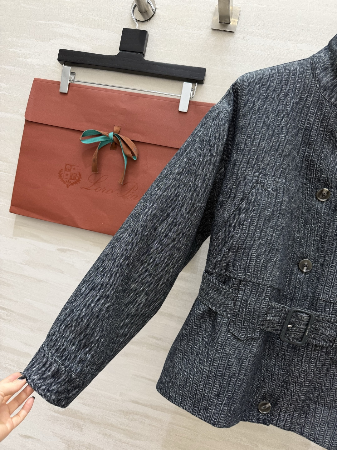 #Loro Pian♡²⁶立领收腰夹克外套 老钱风天花版 做旧灰调亚麻混纺面料 自带细腻肌理感 挺括不软