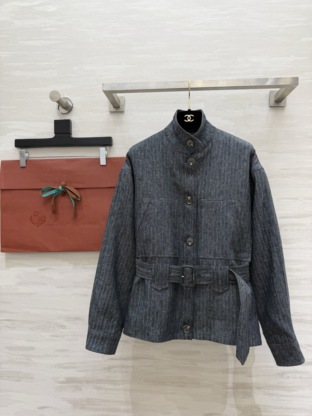 #Loro Pian♡²⁶立领收腰夹克外套 老钱风天花版 做旧灰调亚麻混纺面料 自带细腻肌理感 挺括不软