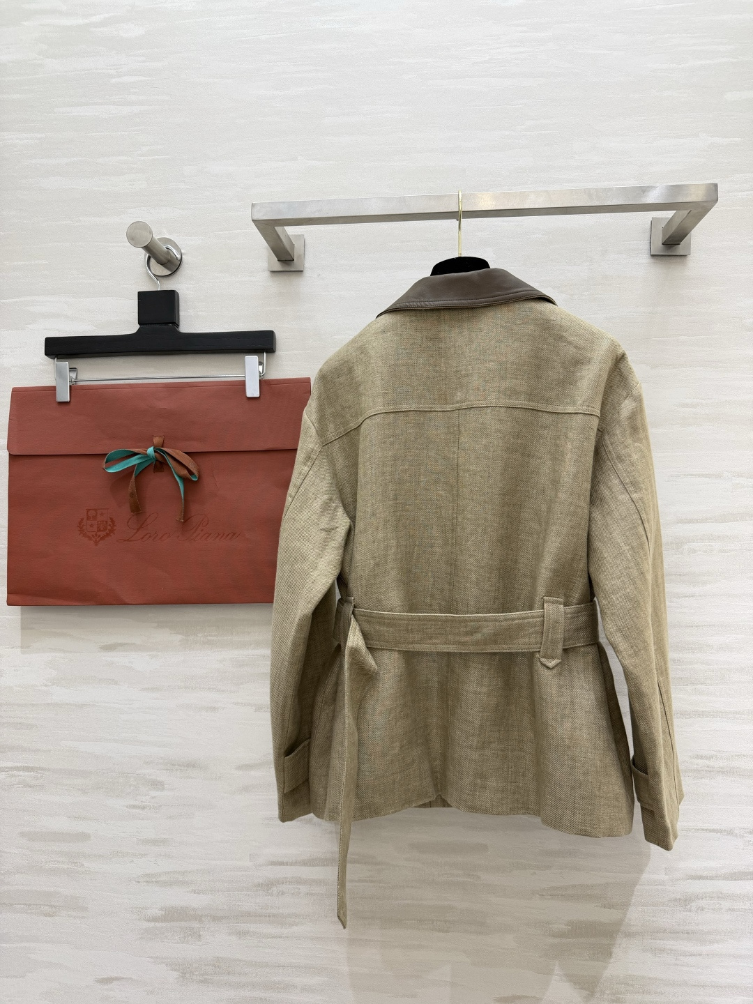 #Loro Pian♡²⁶老钱风猎装夹克外套 燕麦亚麻混纺面料自带高级肌理感 透气又挺括！撞色皮质翻领 