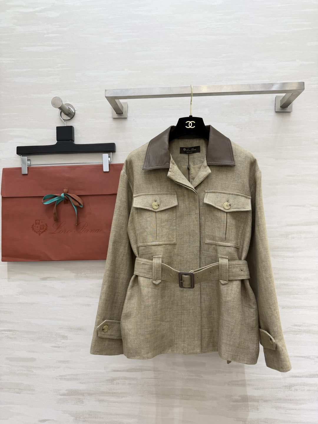 #Loro Pian♡²⁶老钱风猎装夹克外套 燕麦亚麻混纺面料自带高级肌理感 透气又挺括！撞色皮质翻领 