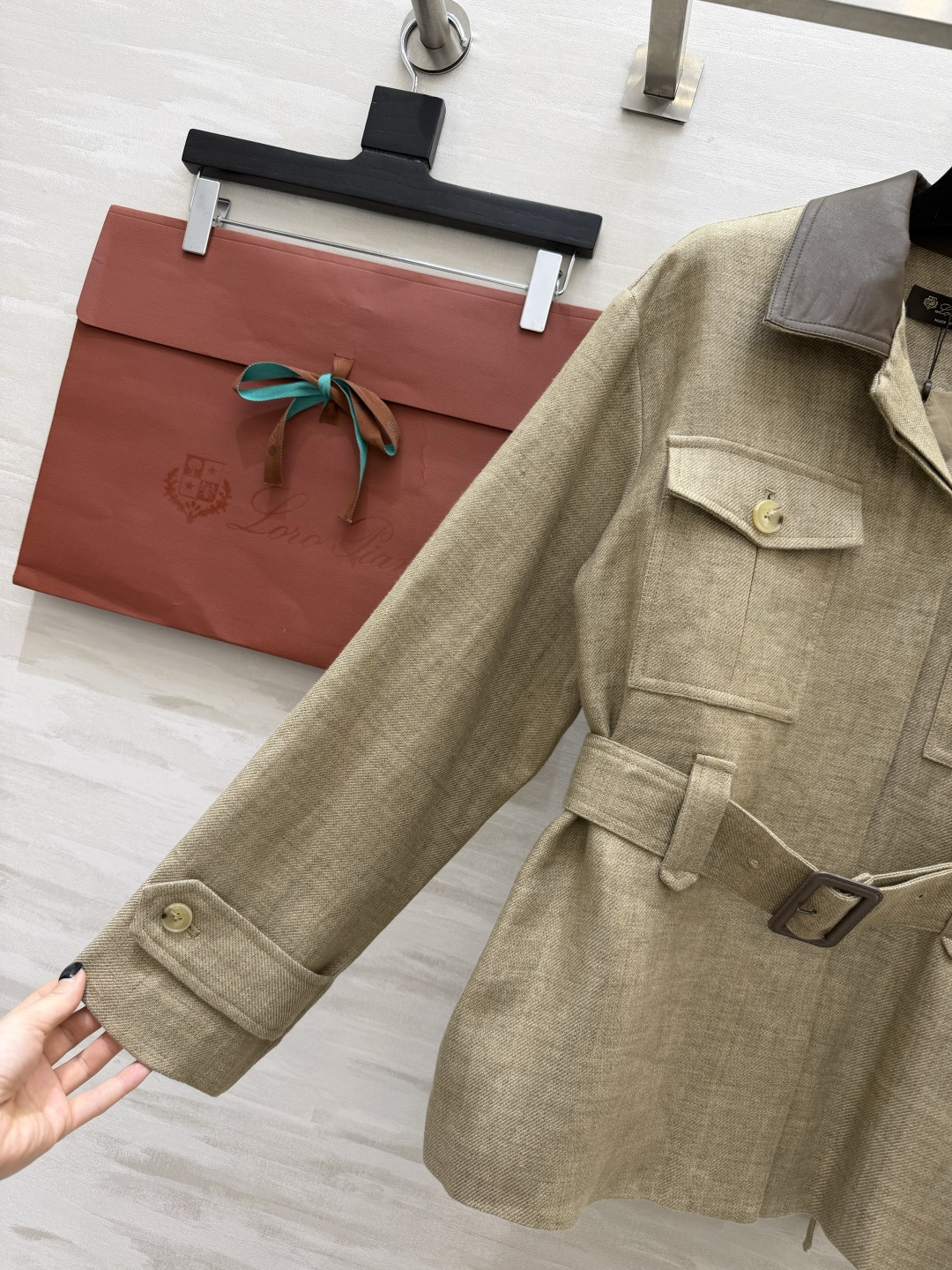 #Loro Pian♡²⁶老钱风猎装夹克外套 燕麦亚麻混纺面料自带高级肌理感 透气又挺括！撞色皮质翻领 